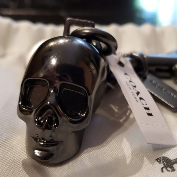 💀NWT💀 RARE UNICORN!! COACH GUNMETAL SKULL KEYCHAIN CHARM HANDBAG FOB Oilslick - Picture 1 of 14